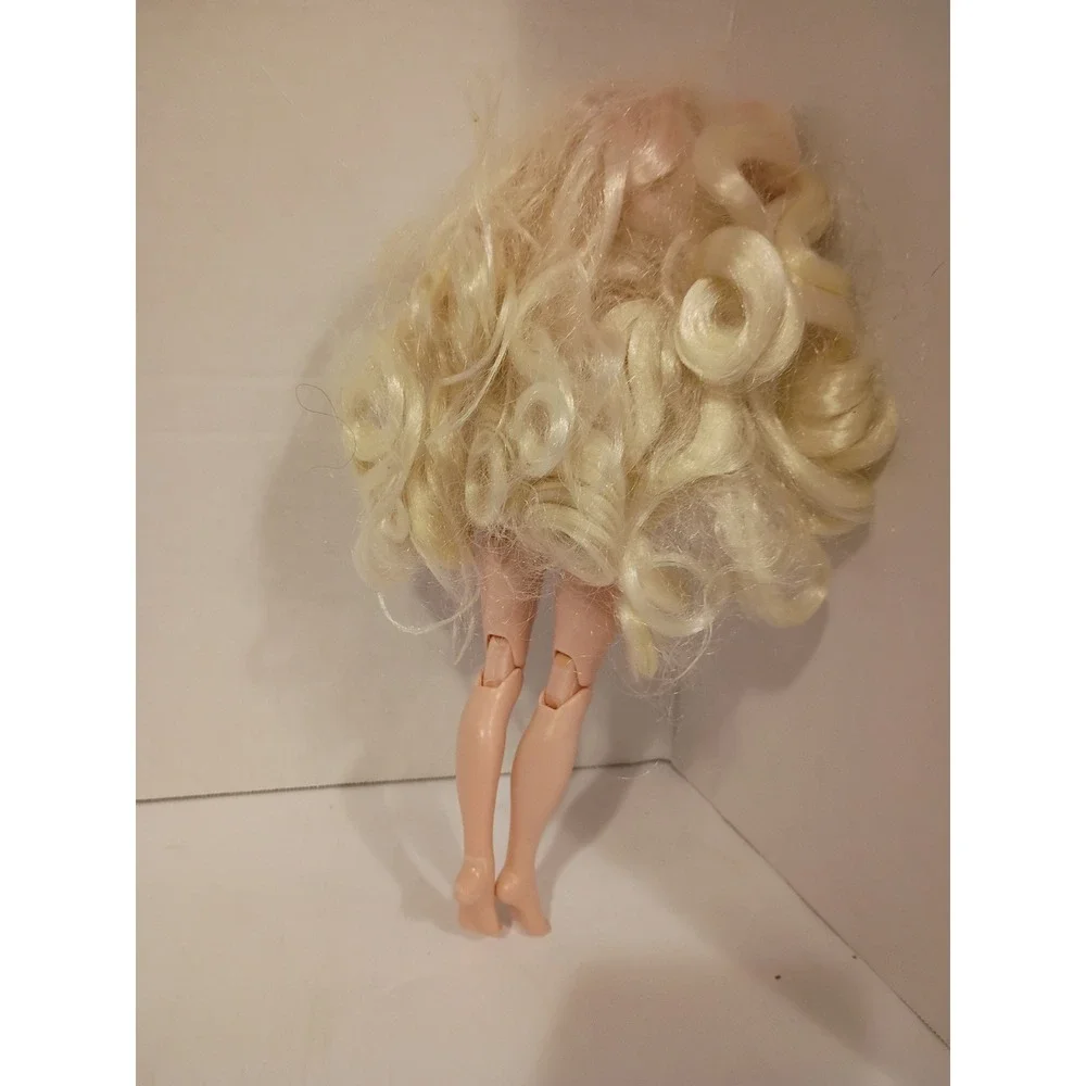 Rainbow High Delilah Fields Series‎ 4 Blonde Fashion Doll with Daisy Accessories